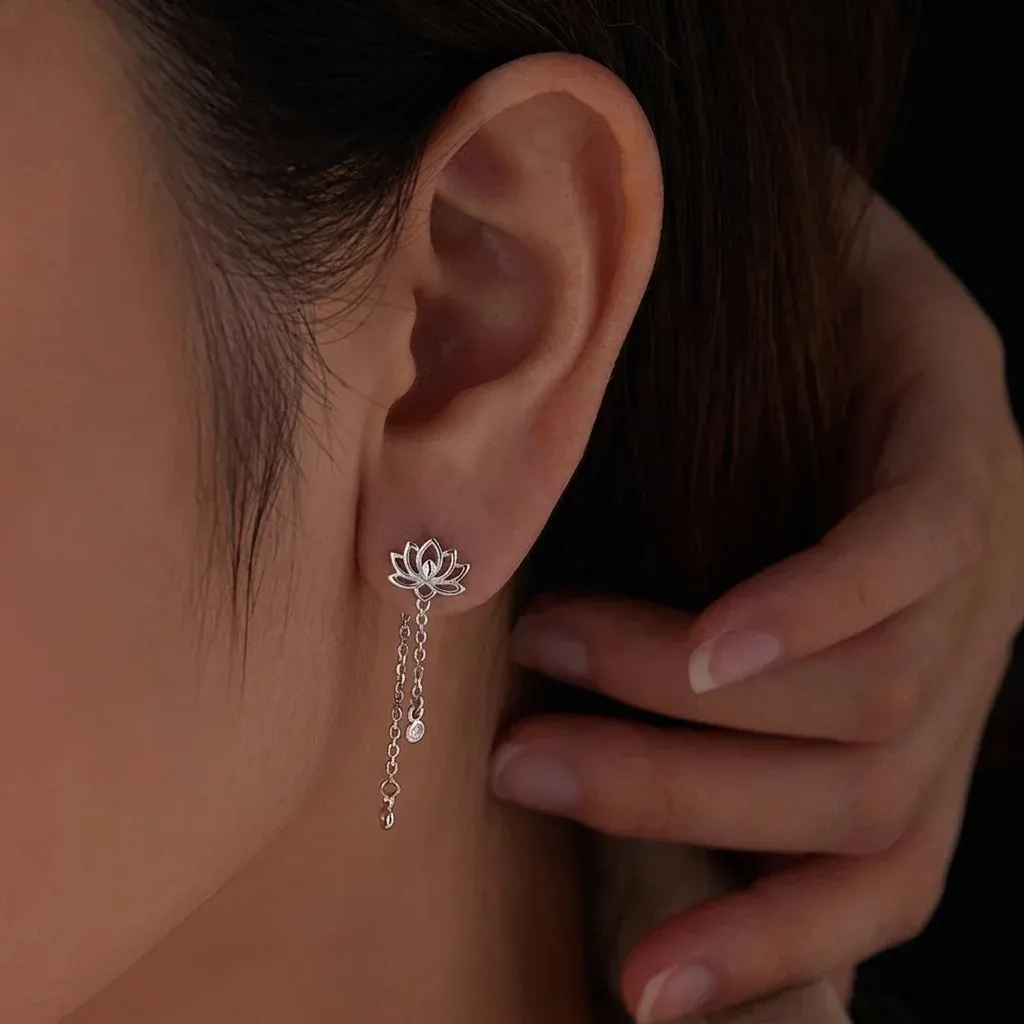 עגיל לוטוס כסף עם שרשרת תלויה