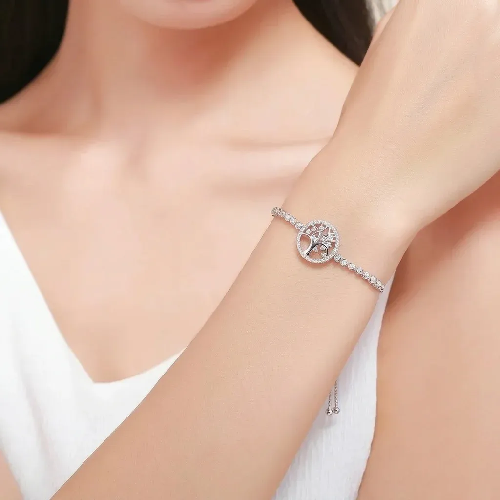 팔목에 착용한 실버 생명의 나무 팔찌